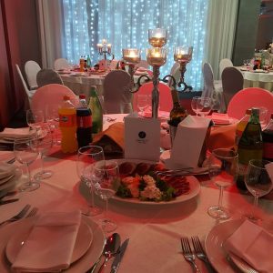 uredenje stola za svadbenu svecanost u restoranu taverna kraljevec, cvijece, stalak za cvijece, tanjuri, case, bestek