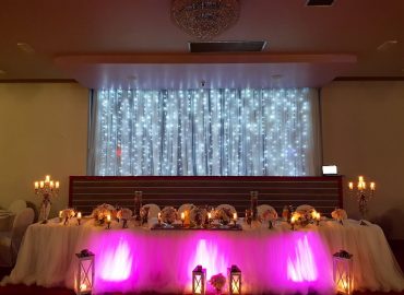 ukrašeni stol za mladence u sali za svadbe Velika dvorana u restoranu Taverna Kraljevec izdaleka slikano