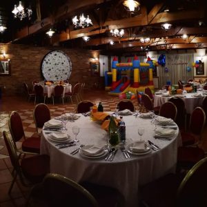 postava okruglih stolova i stolica dvorane za svadbe Dvorana u prizemlju/Rustika restorana Taverna Kraljevec