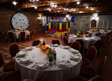 postava okruglih stolova i stolica dvorane za svadbe Dvorana u prizemlju/Rustika restorana Taverna Kraljevec