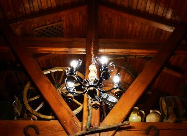 izlged stropa, ukrasi, bicikl i osvjetljenje u sali za svadbe i razne proslave Dvorana u prizemlju restorana Taverna Kraljevec