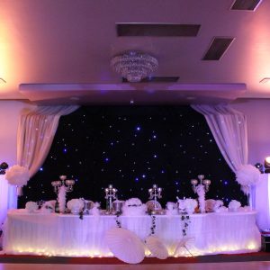 ukrašeni stol za mladence u sali za svadbe Velika dvorana u restoranu Taverna Kraljevec izdaleka slikano bijeli ukrasi