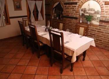 izgled tradicionalne sale, stola i stolica u dvorani Restoran restorana Taverna Kraljevec