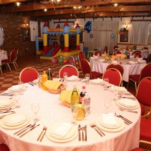 stolovi i stolice, postava stola u sali za razne proslave u restoranu Taverna Kraljevec