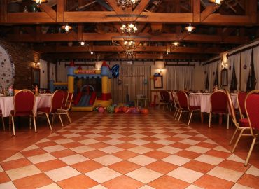 izgled sale za proslave Dvorana u prizemlju / Rustika restorana Taverna Kraljevec nize slikano