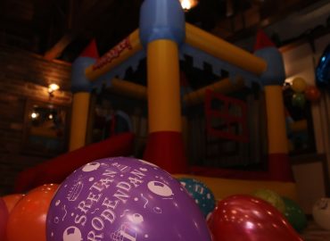 djecji kutak sa dvorcem i balonima u sali za svdbe restorana Taverna Kraljevec