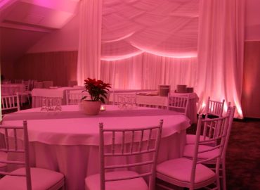 Baldehini, Tiffany stolice i stolovi u sali za svadbe Dvorana na katu restorana Taverna Kraljevec