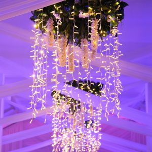 luster u svadbenoj sali Dvorana na katu restorana Taverna Kraljevec u ljubicastom osvjetljenju