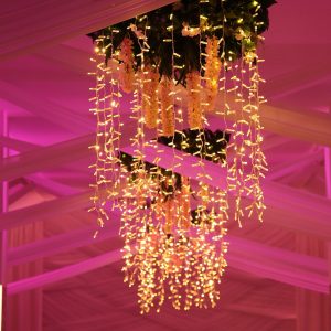 luster u svadbenoj sali Dvorana na katu restorana Taverna Kraljevec u rozom osvjetljenju