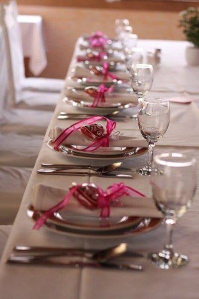 uredenje stola, tanjura, besteka, casa i salveta u sali za proslave Restoran u restoranu Taverna Kraljevec